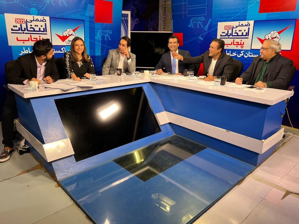 Ghummans's tweet photo. اب ہم اس مسکراہٹ کو کس کے چہرے پر تلاش کریں گے۔ https://t.co/4Q7DhteELz