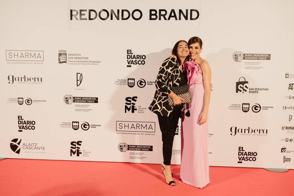 ChamorroLaura's tweet photo. Una edición de abrazos, besos, emociones, buenísimo ambiente, rollazo y momentos mágicos que recordaremos siempre #SSMF22 (tenéis todas las retransmisiones y galerías a la carta en el canal @GipuzkoadeModa de @diariovasco) https://t.co/U0NGoQnVaz