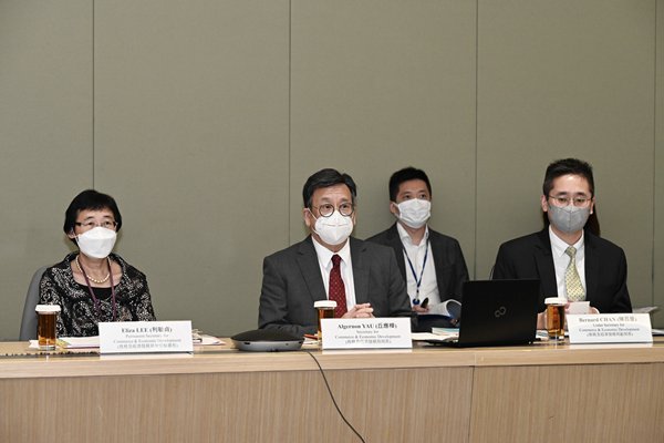 newsgovhk's tweet photo. Secretary for Commerce & Economic Development #AlgernonYau briefs the Trade & Industry Advisory Board on initiatives related to commerce and trade in the #2022PolicyAddress https://t.co/YUIBIwMpmb https://t.co/sqhLiH9OIB