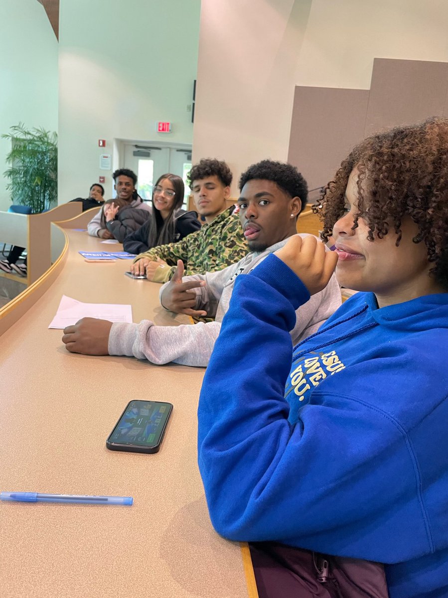 Mark Federman on Twitter "Students tour Quinnipiac University on Friday at the Fall Foliage trip"