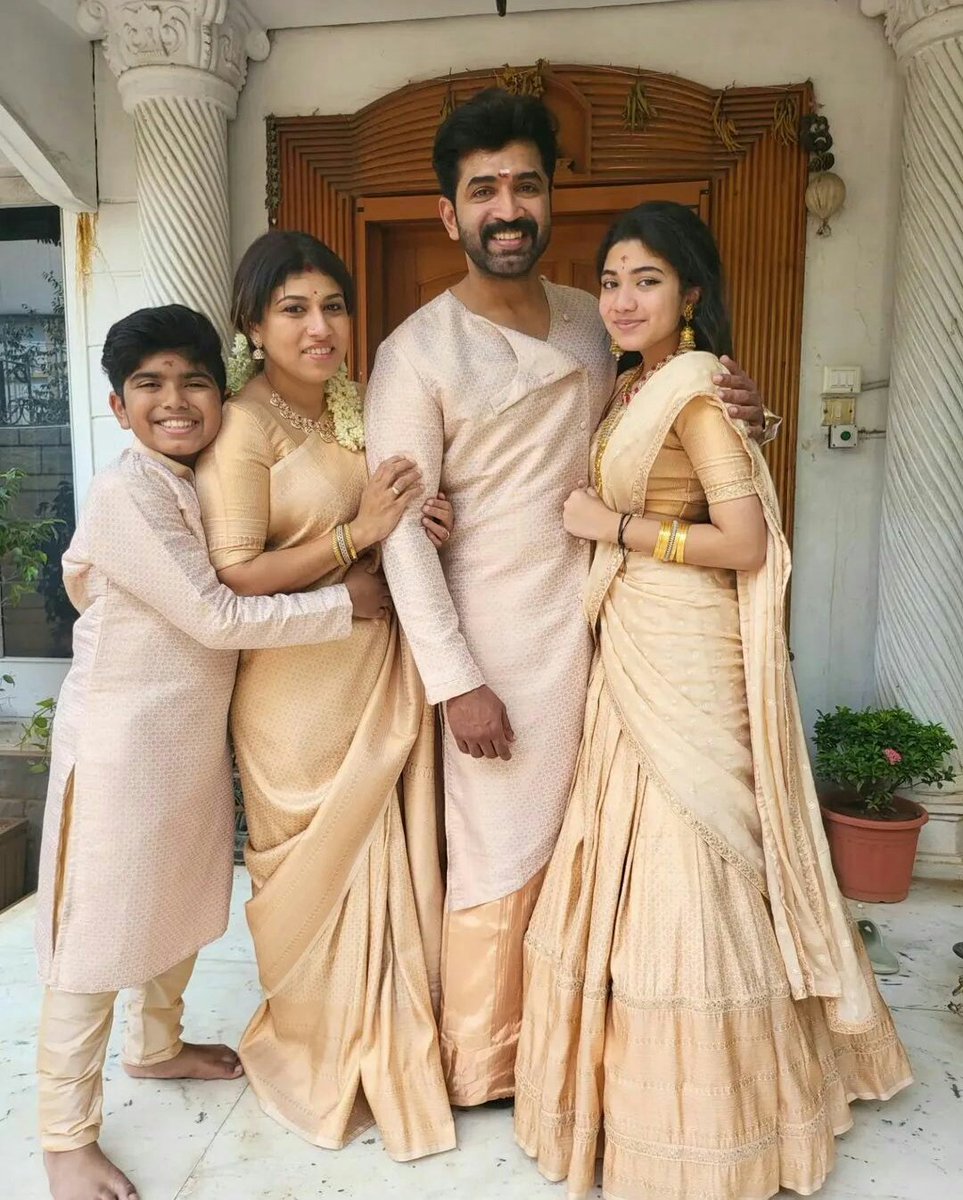 . @arunvijayno1 Family Pic #Diwali    #HappyDeepavali    #HappyDiwali    #Deepavali    #KollywoodCinima #தீபாவளி #தீபாவளிநல்வாழ்த்துக்கள்