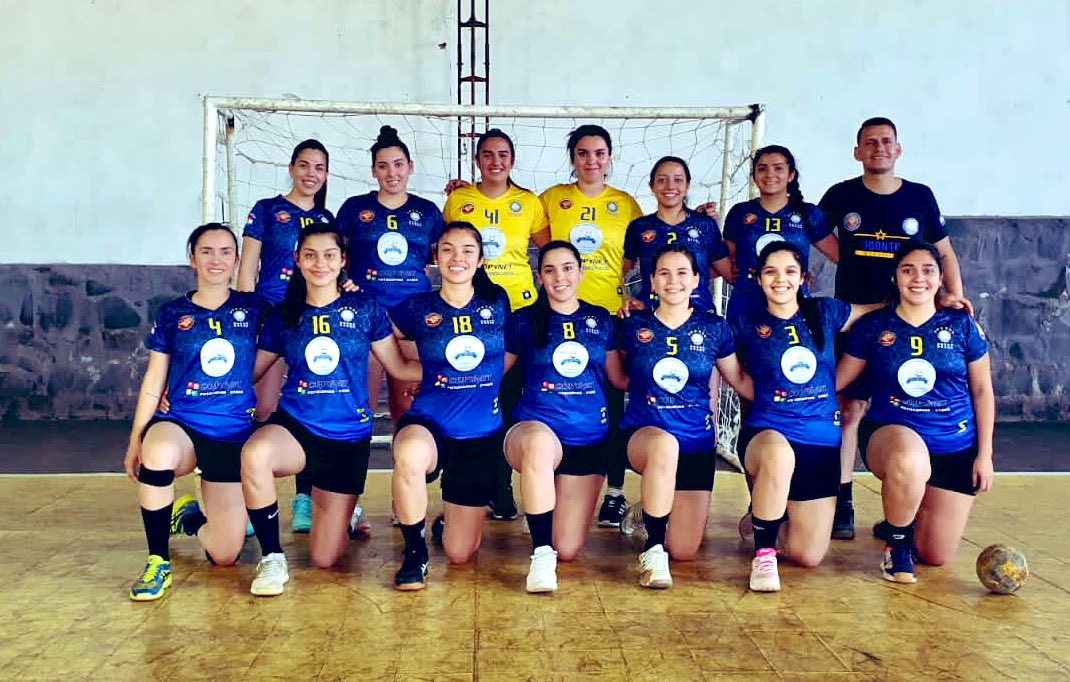 DrCharlieMR's tweet photo. 🇵🇾540 km en 20 horas, 300 minutos de juego en una sola jornada y la punta de la “Liga del Sur de Handball” vino a la capital del Ñeembucú.

Gracias Dios por darnos entrega, sacrificio y por honrar la estirpe “Pilarense”.

#Colosos🟡🔵
#Demoledoras💛💙
#SomosFamiliaSomosOdonto🇺🇦 https://t.co/NDNzxgWtVy