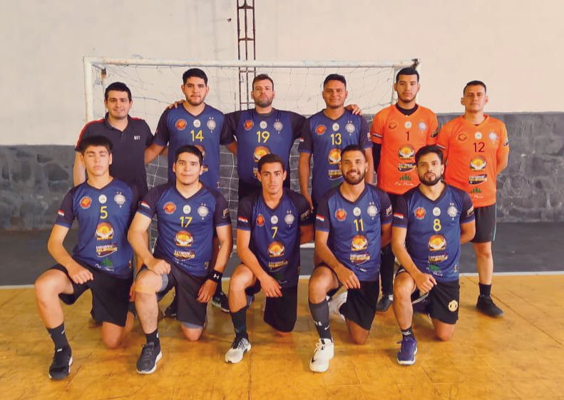 DrCharlieMR's tweet photo. 🇵🇾540 km en 20 horas, 300 minutos de juego en una sola jornada y la punta de la “Liga del Sur de Handball” vino a la capital del Ñeembucú.

Gracias Dios por darnos entrega, sacrificio y por honrar la estirpe “Pilarense”.

#Colosos🟡🔵
#Demoledoras💛💙
#SomosFamiliaSomosOdonto🇺🇦 https://t.co/NDNzxgWtVy