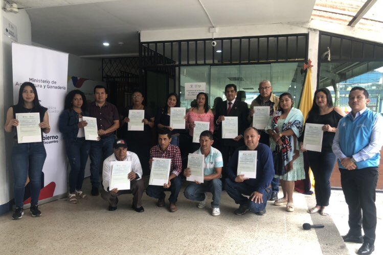 Alex_Padilla85's tweet photo. La Dirección Distrital MAG Sto. Dgo., a través del Proyecto “Regularización de Tierras Rurales y Territorios Ancestrales, realiza la entrega de Títulos de Propiedad a 18 Familias de varios sectores de la Provincia beneficiarias de Incentivos Agroproductivos. 
#JuntosLoLogramos https://t.co/RXOGK9786J