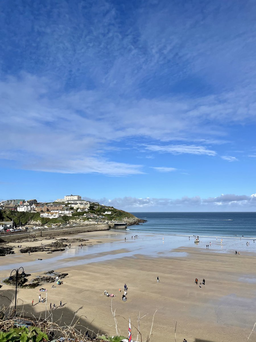 A superb start to the half term holiday! Sunny and fairly warm (for the time of year) here at #Newquay! The St Piran flag is flying and a hint of a #rainbow too! 〓〓 🌈☀️🙌🏻 #autumn2022 #StPiran @BBCCornwall @beauty_cornwall @VisitKernow @Tourism_Newquay @weloveourbeach