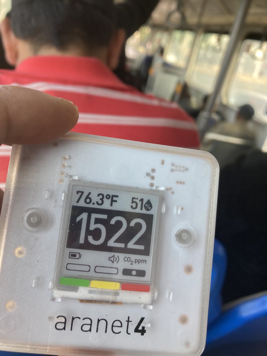 Bus 516 por Av Grecia. Nadie de pie, 1500 ppm de CO2 la ventilación de atrás en el techo abierta la de adelante cerrada.