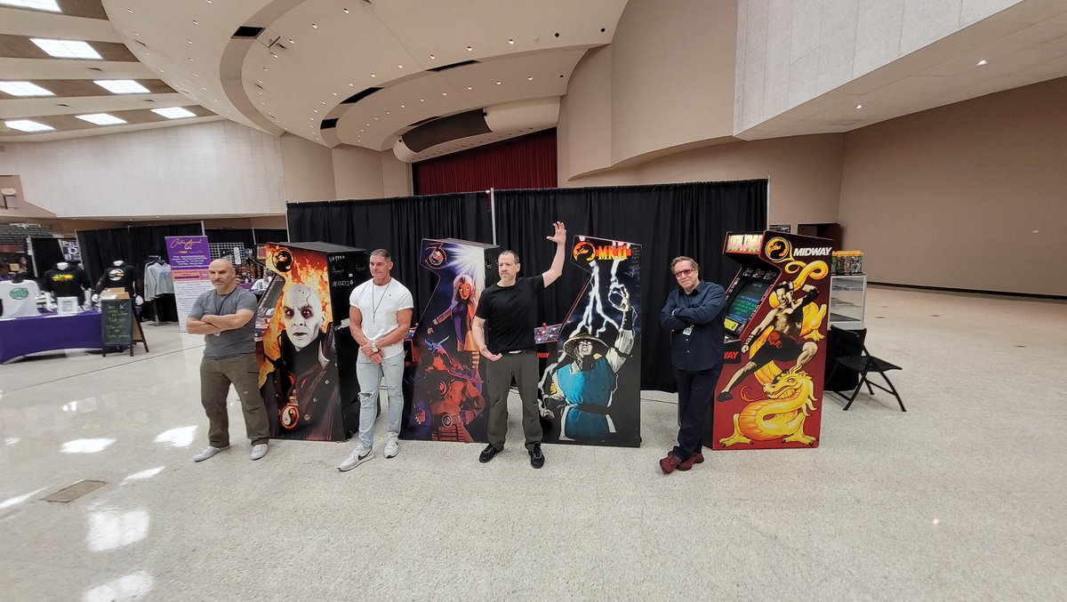 MiKeMcDnet's tweet photo. Day 2 of @CollectorsMaze #LevelUpICTcon.  Glad I got here early to witness these @MortalKombat #arcade #legends. https://t.co/QUhcmlOsu9
