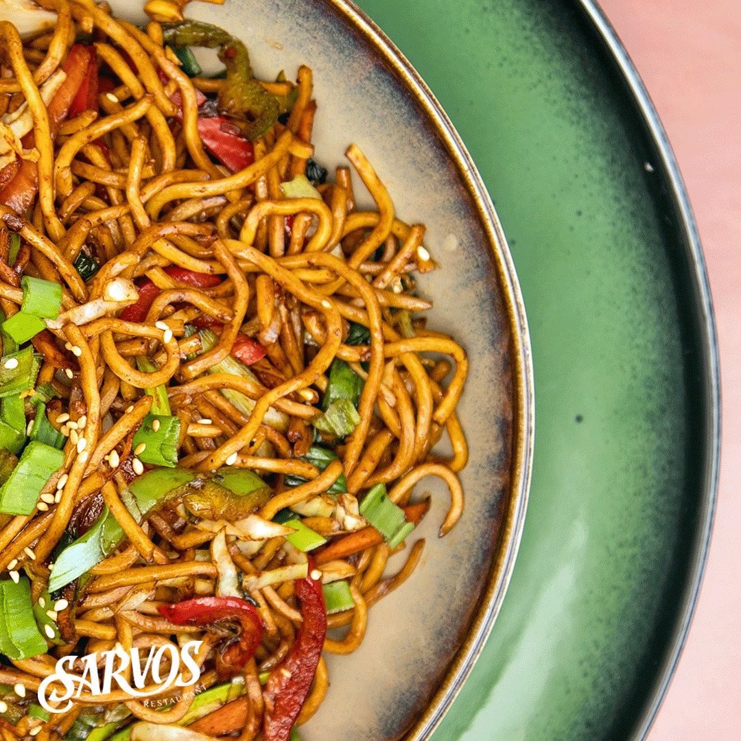 Haftaya iyi bir başlangıç için biraz proteinli ve çokca lezzetli iyi bir önerimiz var. Sebzeli Erişte’mizi mutlaka denemelisiniz🍜

#sarvosrestaurant #sarvos #turkey #ıstanbul #basaksehir #restaurant #professionel #chef #recipe #sushi #dünyamutfagı #lezzet #californiaroll #food