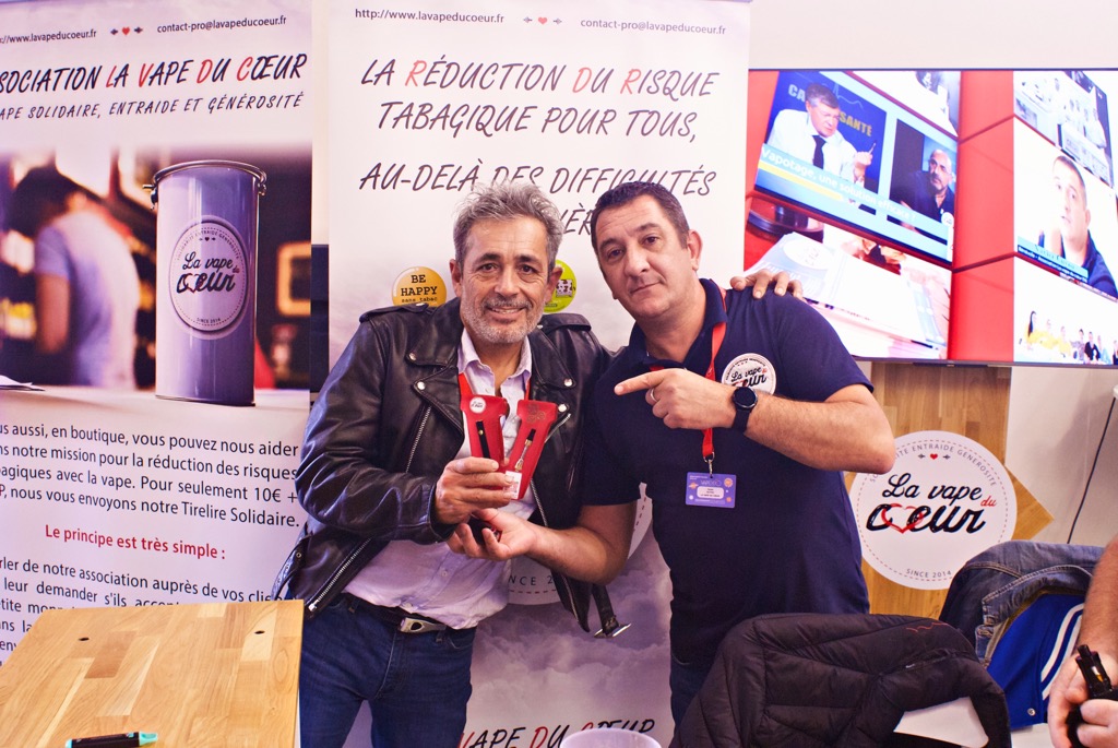 LaVapeDuCoeur's tweet photo. Samedi soir, à la Vapexpo, c'était vapéro et l'occasion de la remise des Awards VDC de @rozenoire  à celles et ceux qui nous soutiennent. @vap_expert nous a remis sa collecte de la tirelire Vape Du Cœur pour un don de 685€ et a reçu son VDC Award. #vapexpoparis2022 https://t.co/Pba2LgVkK2