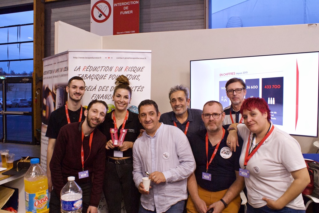 LaVapeDuCoeur's tweet photo. Samedi soir, à la Vapexpo, c'était vapéro et l'occasion de la remise des Awards VDC de @rozenoire  à celles et ceux qui nous soutiennent. @vap_expert nous a remis sa collecte de la tirelire Vape Du Cœur pour un don de 685€ et a reçu son VDC Award. #vapexpoparis2022 https://t.co/Pba2LgVkK2