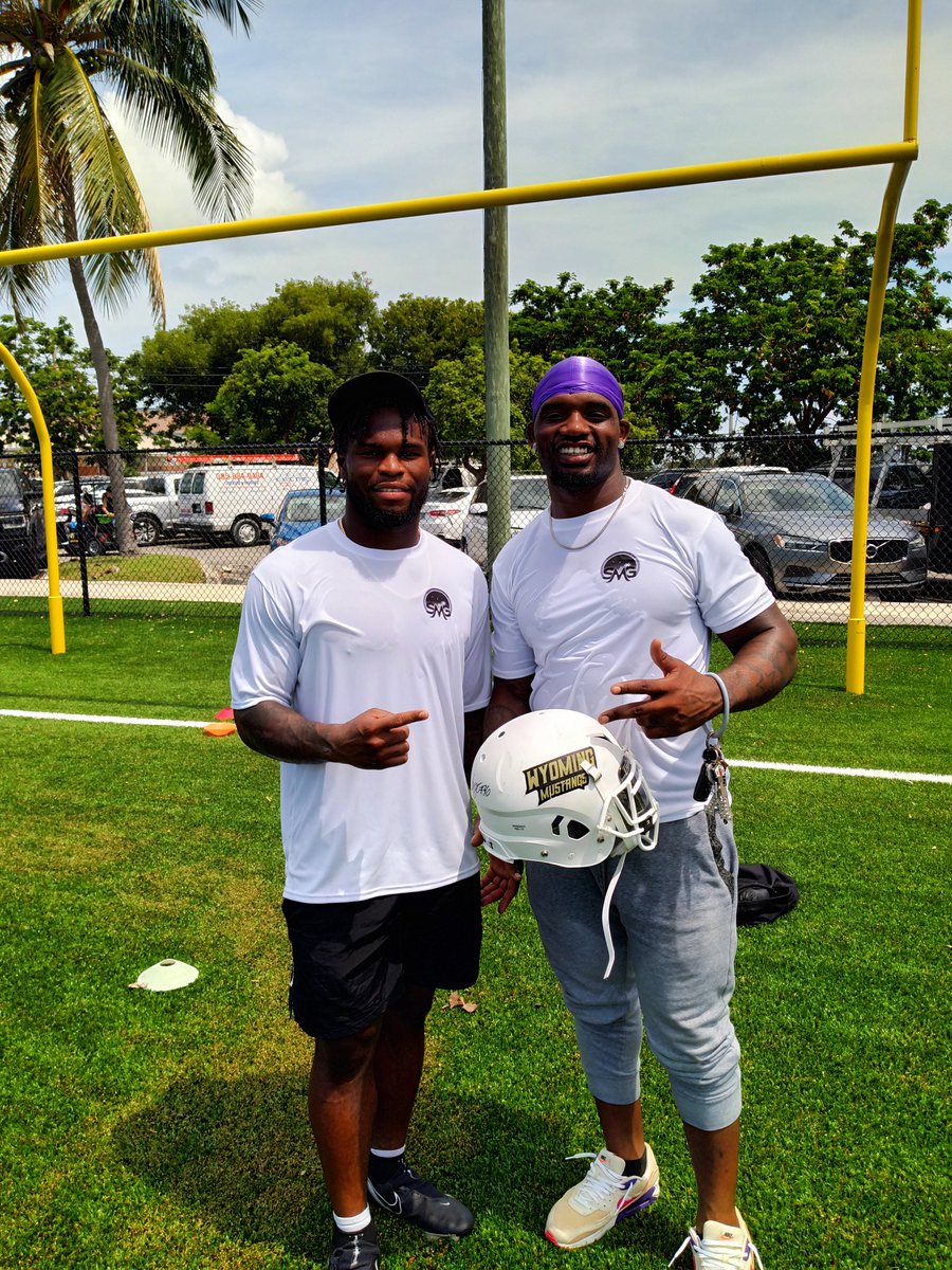 DorianCannon5's tweet photo. A major blessing to be able to teach the #youth with my mud bruddah @mekhisargent🙏🏾 @Jaguars RB. Continue to be great my brotha I'll see you soon 💪🏿❗ #Homegrown 
#keywestfl #TwoHeadedMonster #XFL #NFL #usfl #Runningbacks #community https://t.co/28llH3tqyb