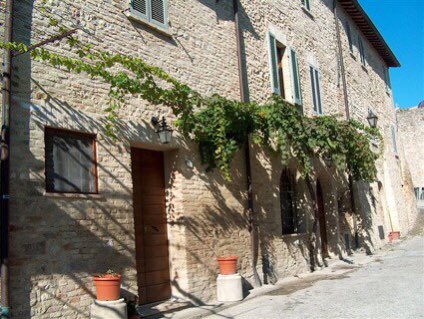 All’interno delle sue mura, tutta la storia dei nostri vini e degli uomini che ne hanno preservato le sue origini, tra stradine e vicoletti che raccontano ancora oggi una storia senza tempo

#consorziovinimontefalco #montefalco #montefalcotralemura