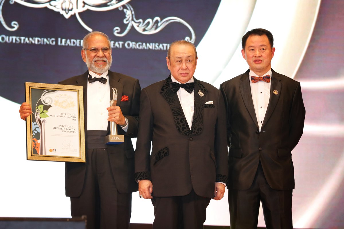 CHTAwards's tweet photo. YBhg Dato’ Abdul Mutalib Razak (left) won CHT Lifetime Achievement Award 2022.

For a complete list of winners for CHT Awards 2022, visit https://t.co/EqcrSFBfJQ 

Press release https://t.co/Grkat7q7dl

#awards2022 #LifetimeAchievementAward #WorldNews #winner https://t.co/uYY1w7hVaG