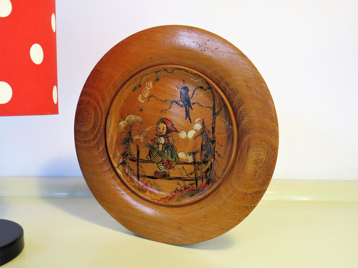 MaLanterne's tweet photo. Vintage Wooden Wall Decorative Plate, Round Hand Painted Plate, Country Farmhouse Wall Art Decor, Gift for Kids, Nursery Decor, Holland, 70s https://t.co/cgOCMTH5aK ##QueenElizabethII #Retro #FREESHIPPING #Backtoschool #Gifts #Antiques #Halloween #HandmadePlate https://t.co/C372tu7dT4