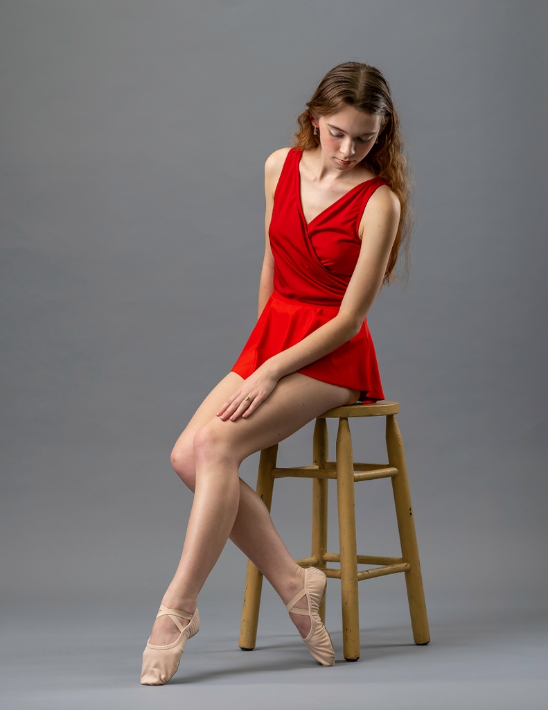 dbrown8433's tweet photo. Lillyruth photoshoot in a studio in Mount Airy. She was published in Dreamy Magazine, Issue #495. Images from magazine coming soon. She looks so graceful in this pic. She did a great job.
⁠⁠
#Dreamymag #fashionmagazine #creativesofcarolina  #mountairync @Lillyruthbeck https://t.co/kA9ShYCIHO