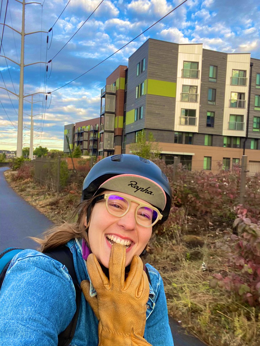 L_MillerBrooks's tweet photo. Monday mornings feel fun and easy when I’m commuting on a @bikeshare #ebike on a fully protected trail! Thx @TrailsCoalition @WABADC @BikeArlington for helping make my joyful commute possible #BikeDC #DCisOpen #TrailOrientedDevelopment #BetterCommutes #gloveselfie #gloveyourself https://t.co/kBlHWnO45P
