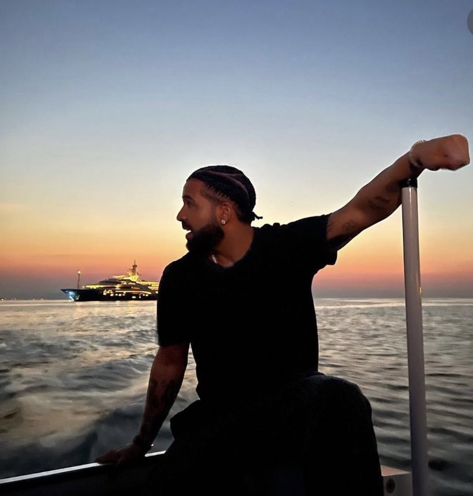 Abelsx0prnces's tweet photo. Throwback of me and papi on a boat, watching the sunset 🥰 #HappyBirthdayPapi https://t.co/9KFcBh82Hh
