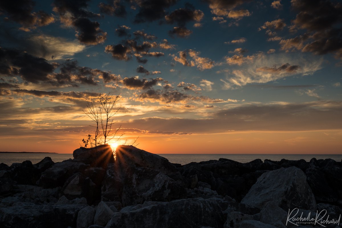 rachrichphoto's tweet photo. Nothing like being in my hometown for the weekend and being able to witness this incredible sunset over Lake Huron. #portelgin #lakehuron #saugeenshores #shareyourweather #thephotohour #sunsetsofcanada #hometown #sunset @KMacTWN 
https://t.co/dWenybsmvl https://t.co/Y2nWCxl9GG