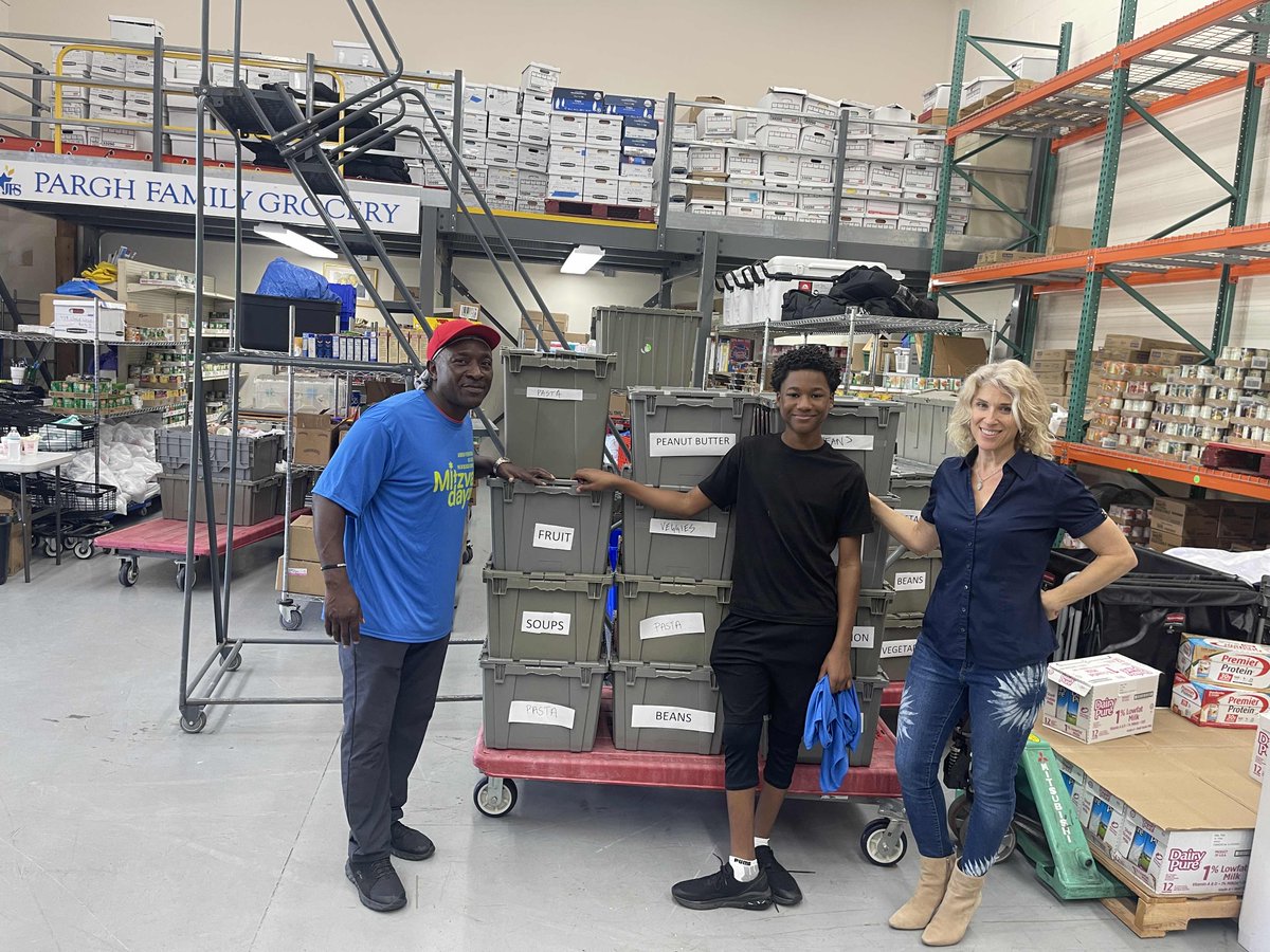 KawaCommunity's tweet photo. Thankful for a day of service with my family, pictured here. 

Today it was at the Jacobson Family Food Pantry with our co- B&amp;P Cabinet Members from the Jewish Federation of South Palm Beach County. https://t.co/qUc8MrMKRR