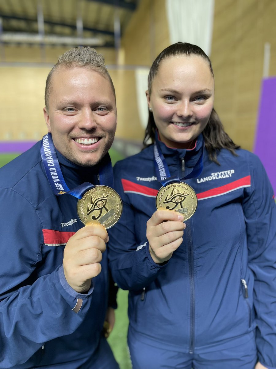 Jenny og Simon er verdensmestre 😀

Vi gratulerer Jenny Stene og Simon Kolstad Claussen med VM-gull på 50 meter match mixed team. I finalen vant de 17-9 over Danmark.

Gratulerer også til våre gode danske venner Stephanie Grundsøe og Steffen Olsen med VM-sølv.