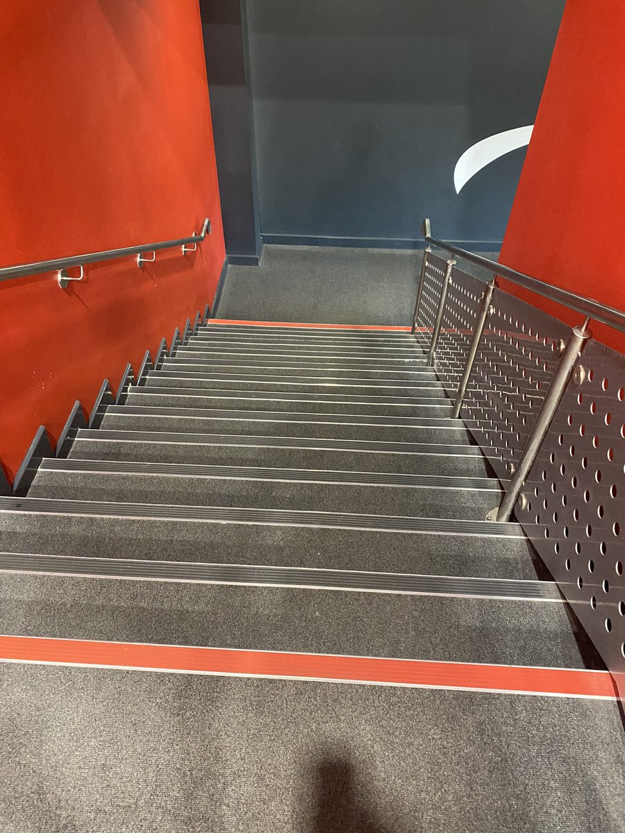 Darbs8797's tweet image. Walking in full of motivation totally not thinking about all the stairs you have to walk down on the way out🤮🤦‍♂️#UsetheLift #Spinning #Snapfitness #GoalsandHighlights #FitnessMotivation #fitnesslifestyle