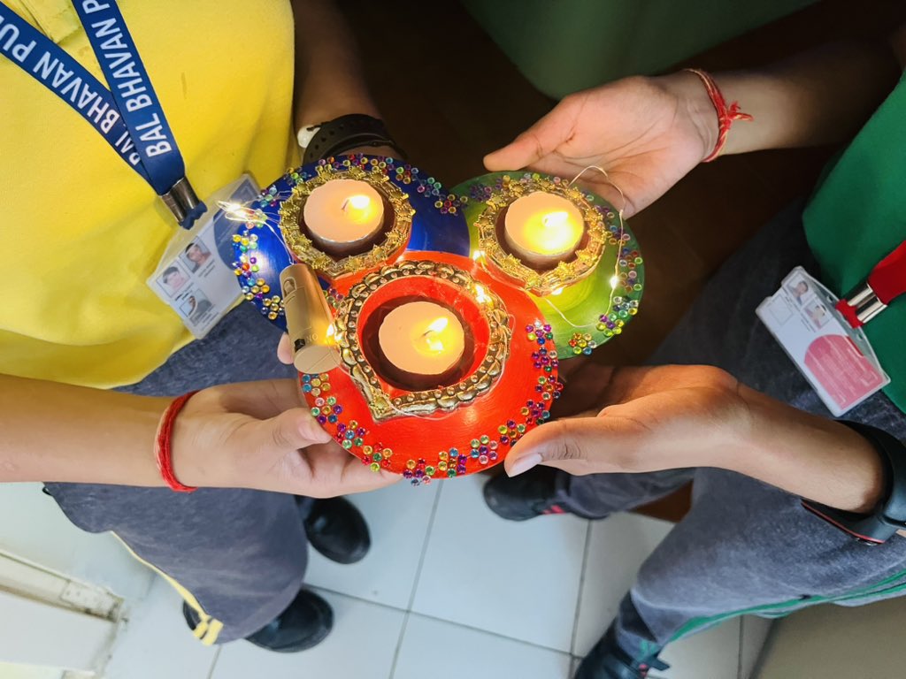 Himanshi1629's tweet photo. Brightest wishes from the students of @BBPSMV 
ATL Session to create illuminated Arti facts from waste materials this Diwali! @vividh87 @SWATIP79515380 @AIMtoInnovate @DrChintan_V @DrChetanSolanki #Diwali #HappyDiwali #Diwali2022 #DiwaliSpecial https://t.co/GQJmDmVmmX