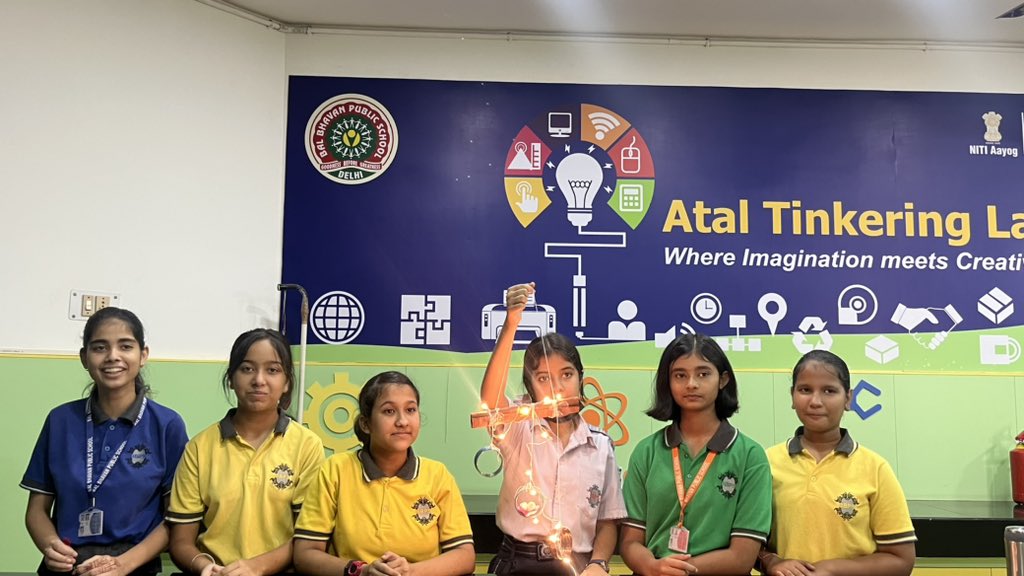 Himanshi1629's tweet photo. Brightest wishes from the students of @BBPSMV 
ATL Session to create illuminated Arti facts from waste materials this Diwali! @vividh87 @SWATIP79515380 @AIMtoInnovate @DrChintan_V @DrChetanSolanki #Diwali #HappyDiwali #Diwali2022 #DiwaliSpecial https://t.co/GQJmDmVmmX