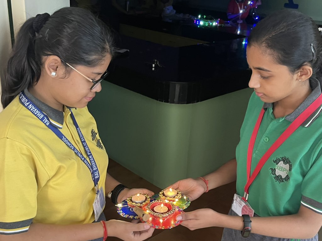 Himanshi1629's tweet photo. Brightest wishes from the students of @BBPSMV 
ATL Session to create illuminated Arti facts from waste materials this Diwali! @vividh87 @SWATIP79515380 @AIMtoInnovate @DrChintan_V @DrChetanSolanki #Diwali #HappyDiwali #Diwali2022 #DiwaliSpecial https://t.co/GQJmDmVmmX