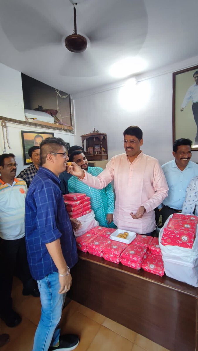 Nayan7217_'s tweet photo. सहार कार्गोतील माझ्या सहकारी कामगारांना दिवाळीच्या शुभेच्छा दिल्या, आणि  त्यांच्या परिवारासाठी मिठाई वाटप केले.
सर्व कामगारांना, महाराष्ट्र सैनिकांना दिपावलीच्या मनसे शुभेच्छा.
@RajThackeray @mnsadhikrut @AmitThackeray24 #मनसे_दीपोत्सव #राजठाकरे @mnsreport9 @mnsRepost @mumbaimns https://t.co/y6A2KaHcb2