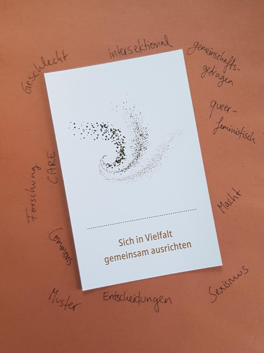 Menschen gesucht, die sich in gemeinschaftsgetragenen Projekten engagieren und aufgeschlossen sind für eine Abschlussarbeit über queerfeindliche und sexistische Machtstrukturen in Gruppen zu sprechen. Mehr Infos unter: Carla.Moschner@student.alanus.edu