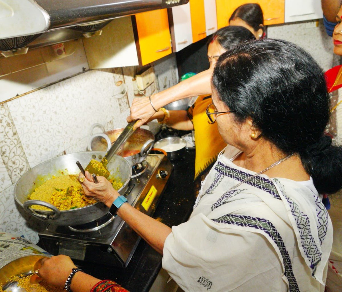 AITCofficial's tweet photo. Our Hon'ble Chairperson Smt @MamataOfficial prepared bhog for Maa Kali on the auspicious occasion of Kali Pujo. 

Few glimpses 👇 https://t.co/VWDpMGHg5W