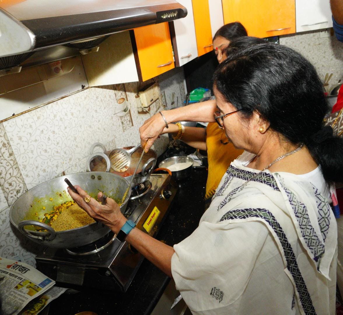 AITCofficial's tweet photo. Our Hon'ble Chairperson Smt @MamataOfficial prepared bhog for Maa Kali on the auspicious occasion of Kali Pujo. 

Few glimpses 👇 https://t.co/VWDpMGHg5W