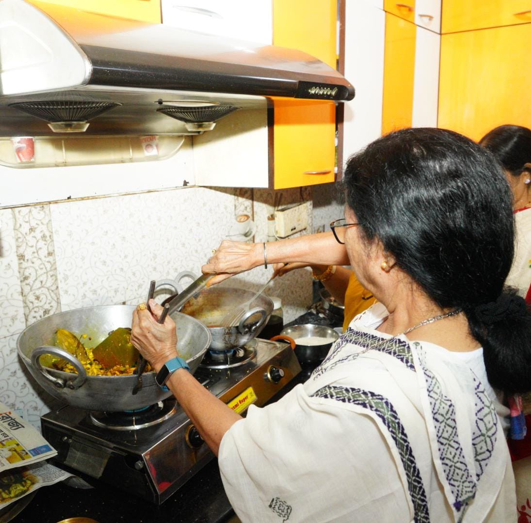 AITCofficial's tweet photo. Our Hon'ble Chairperson Smt @MamataOfficial prepared bhog for Maa Kali on the auspicious occasion of Kali Pujo. 

Few glimpses 👇 https://t.co/VWDpMGHg5W