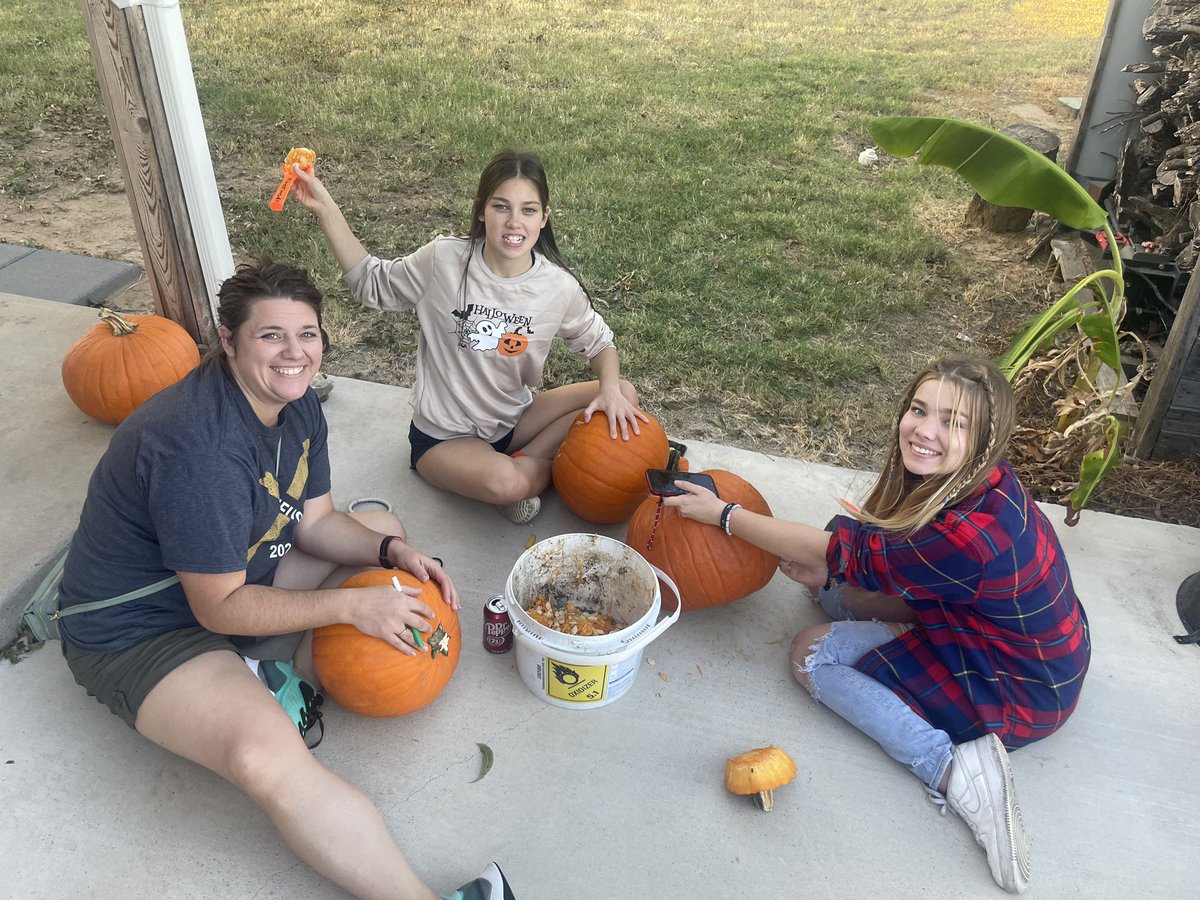 gracefwstudents's tweet photo. Thanks to everyone who came out to carve pumpkins last night! We had a blast! You guys carved some good ones! Remember to keep your eyes out on social media to vote for our winners! https://t.co/5oEF2CqXGf
