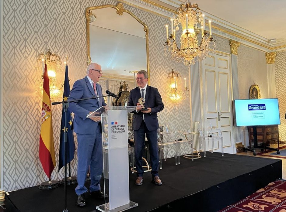 CAF France (@caf_france) on Twitter photo 🏆Le prix #ChooseFrance #GrandEst vient de distinguer #CAF pour ses opérations stratégiques en 🇫🇷 et dans la région. C'est l'heure du train, c'est l'heure de CAF!
➡️ <a href="/JeanROTTNER/">Jean ROTTNER</a>, Président de la <a href="/regiongrandest/">Région Grand Est</a> & Andrés Arizkorreta, président du groupe CAF 🏆Le prix #ChooseFrance #GrandEst vient de distinguer #CAF pour ses opérations stratégiques en 🇫🇷 et dans la région. C'est l'heure du train, c'est l'heure de CAF!
➡️ <a href="/JeanROTTNER/">Jean ROTTNER</a>, Président de la <a href="/regiongrandest/">Région Grand Est</a> & Andrés Arizkorreta, président du groupe CAF