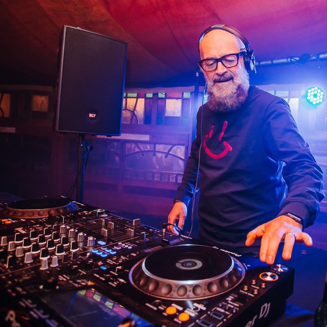 ThePieceHall's tweet photo. Round up your friends and get ready for DJs and dancing in Spiegeltent this Christmas! 🕺 Highlights include:

🎧@graemepark 
🎧@DJSpoony 
🎧@CCfunkandsoul 
🎧@loafersvinyl &amp; @Soul_Brew
🎧@DaleCastell 

Tickets are selling fast. Grab yours now 👉 https://t.co/xwfbHYDN9U https://t.co/V3oDjSSNtT