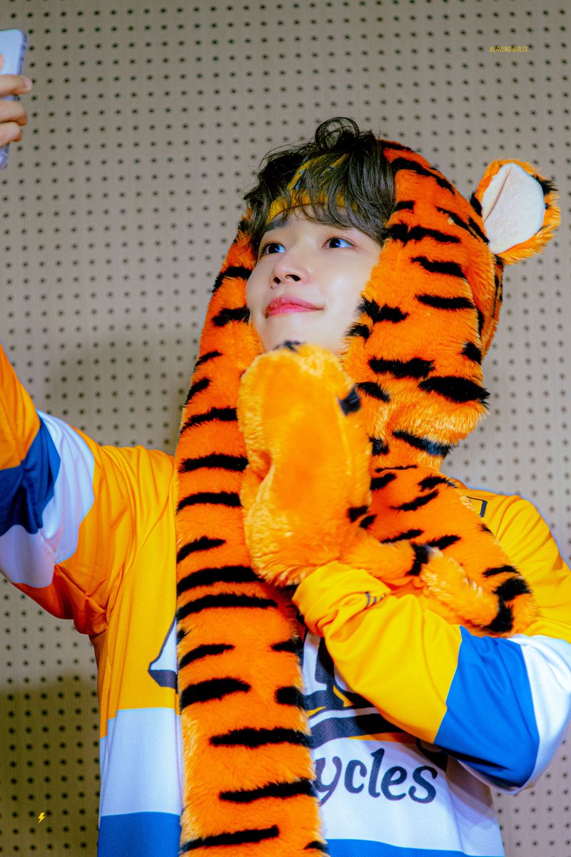 BlazingBolts's tweet photo. 221022 Dearest 팬사인회 강서

🐯아기 호랑이 나가신다💫

#서동성 #동성 #엔플라잉 #nflying
@nflyingofficial https://t.co/cnCZcH8r5x