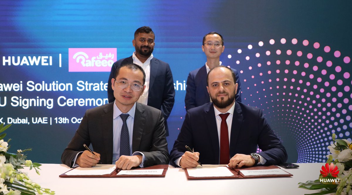 Huawei_ME's tweet photo. At #GITEXGLOBAL, #Huawei signed a strategic cooperation agreement with @GoRafeeq, their app will adopt #HUAWEI cloud services in the #Qatar market. #HWGITEX22 https://t.co/ASdZYbagKA