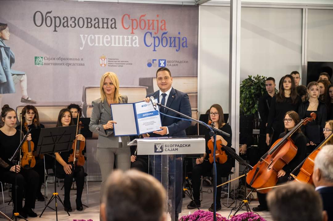 MINprosvete's tweet photo. 👏 Министру @brankoruzicsps уручена је и диплома за креативно осмишљен сајамски наступ и континуирано унапређење сајамске манифестације
#mpntr #sajamobrazovanja2022 #sajamobrazovanja #znanjejemoc https://t.co/1uD9Aoy9ia