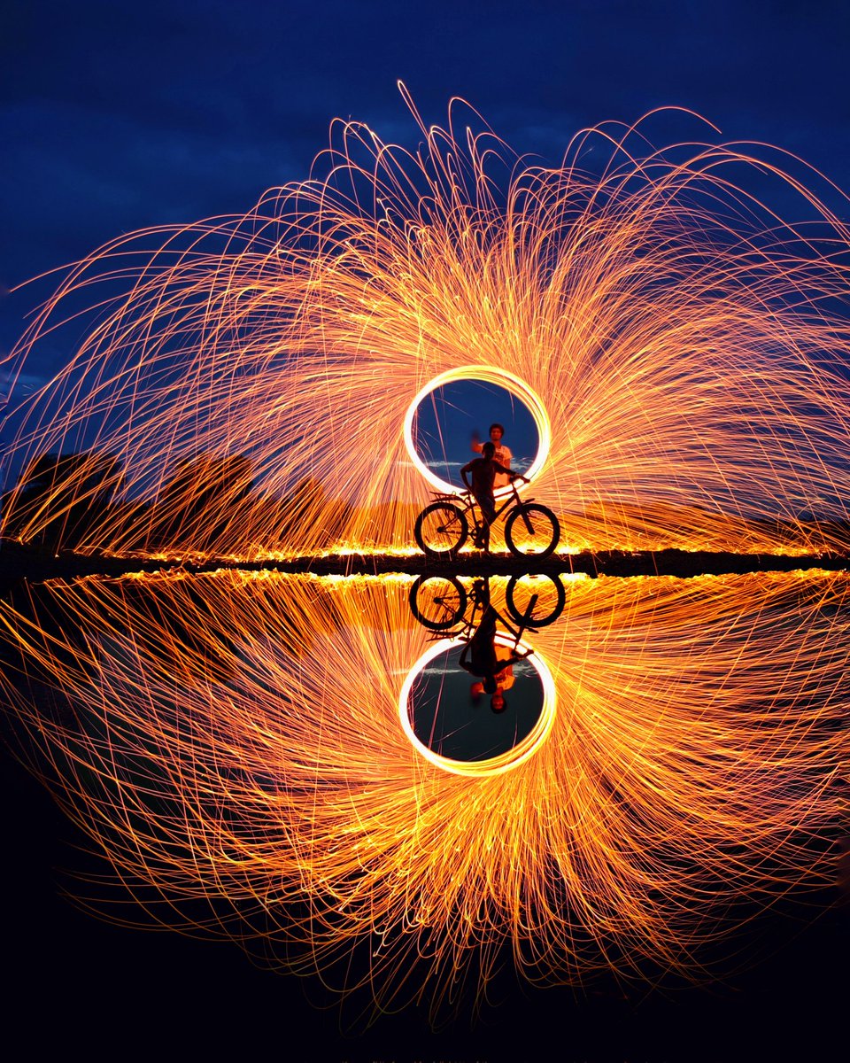 AkhilShatagni's tweet photo. Playing with  fire  🎆🎇
Happy Diwali to All 😀
.
.
#shotononeplus
.
.

#steelwoolphotography
#longexposure @OnePlus_IN @oneplus @OnePlus_USA #HappyDiwali https://t.co/twMIUW0TeU