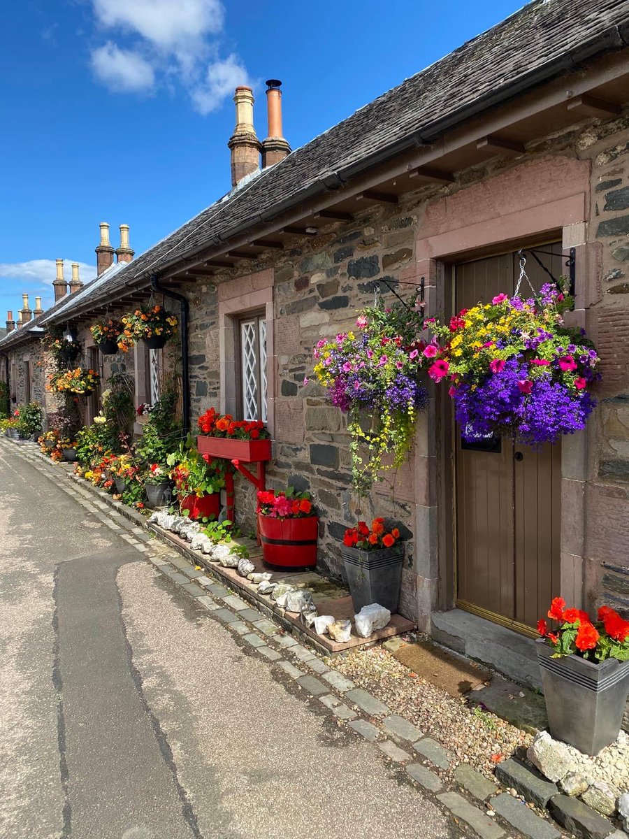 Pictured... the small village of Luss on the banks of Loch Lomond. Scotland. So quaint and beautiful!!🌹💙🏴󠁧󠁢󠁳󠁣󠁴󠁿