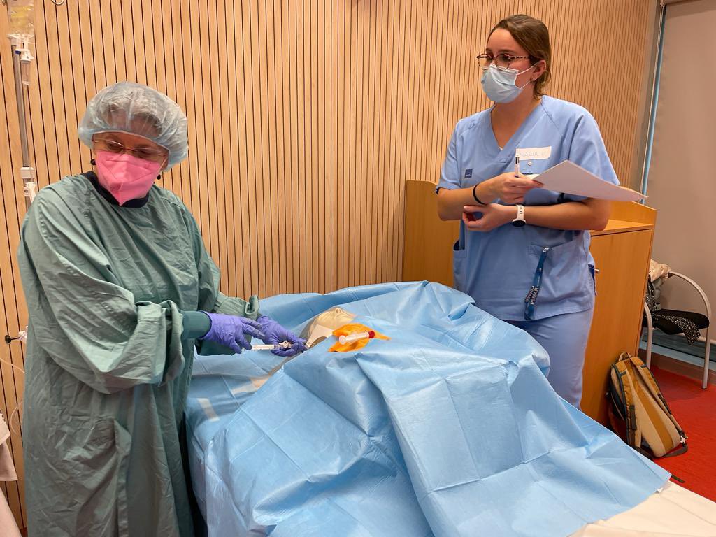 GT_Simul_SEEIUC's tweet photo. Curso SimulaZero en el Hospital del Mar de Barcelona!!! Aprendido las nuevas recomendaciones actualizadas de los proyectos Neumonía y Bscteriemia Zero mediante la metodología de la simulación clínica @mar_uci @hospitaldelmar @mariaperezriart @Sessep_Esp @seeiucoficial https://t.co/5ZHq1P7Pjq