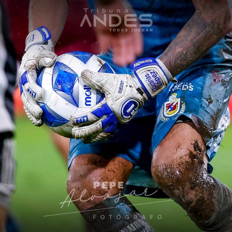 TribunaandesC's tweet photo. 🗣️ "El mensaje de «Los sobrevivientes» resulta aplicable la experiencia de equipos en su lucha por no descender a la categoría. Si bien sabemos que el fútbol es un deporte que se ejecuta mediante acciones colectivas, el jugador debe prepararse individualmente".

✍🏼 @rodrigocauas