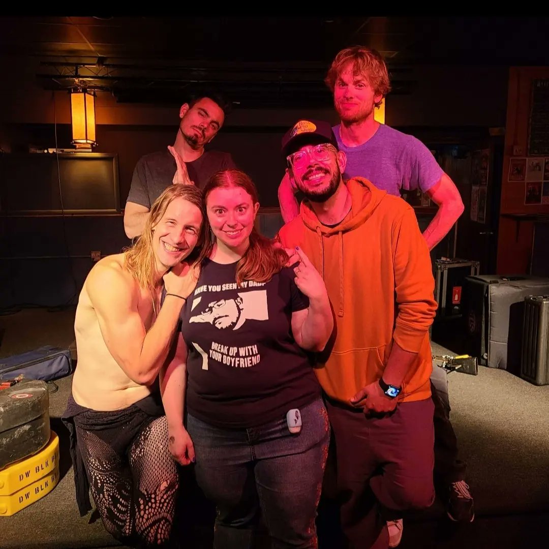 amandareep22's tweet photo. Saw Factual Brains and @planetbooty last night... it was a perfect show and night 😊🙌🏻🌎🍑 #planetbooty #reunitedanditfeelssogood https://t.co/zocYk0jVEN