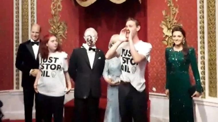 JayPL2's tweet image. news.sky.com/story/just-sto…
Just Stop Oil protesters smear King Charles III waxwork with chocolate cake ——————————————————- Is anyone else fed of these cunts? Jobless twats inconveniencing everyone. They’re not winning supporters behaving this way.