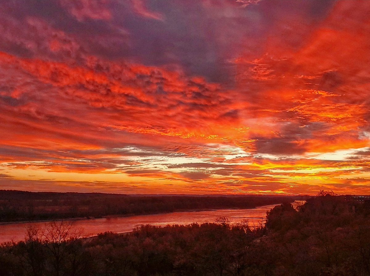 MissouriWXWatch's tweet photo. Another beautiful morning wakeup!! https://t.co/4ZHX5zdq1H