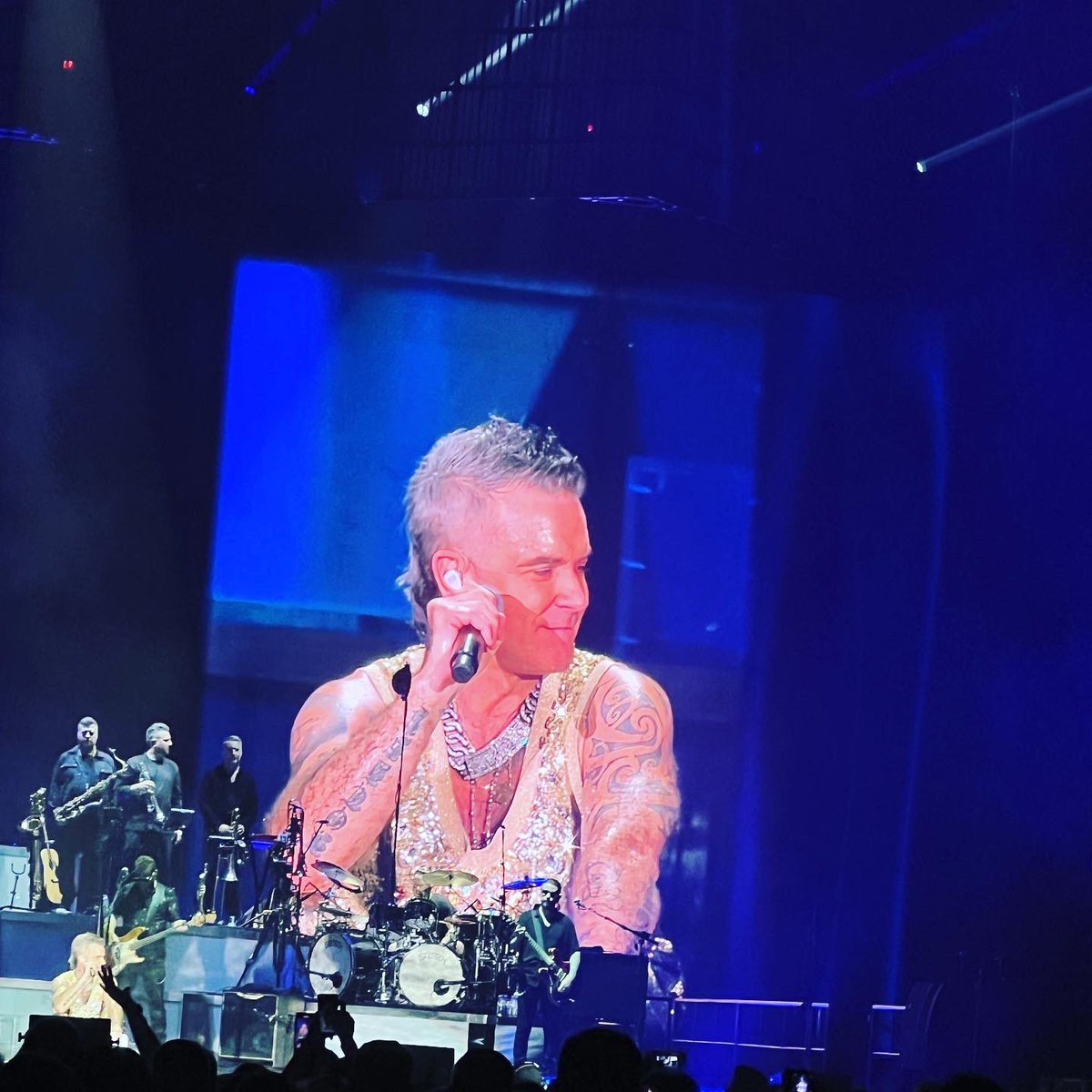tiataylor91's tweet photo. @robbiewilliams You were amazing as usual ❤️

&amp; yes I am wearing my Robbie home coming tshirt from the vale gig ✌🏼 https://t.co/xPK6FxJH9z