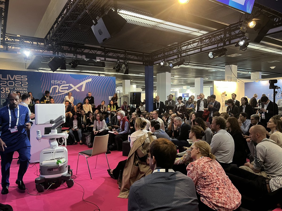 LauretaPereta's tweet photo. @avkwong giving tips and tricks about #POCUS at #NEXTLounge. Join us!! #LIVES2022 https://t.co/bvawu82ewb