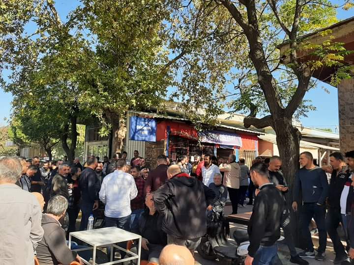 Manisa Ayakkabıcılar Sitesi'nde bulunan sayacılar bugün parça başı ücretlerine zam istemek için iş bıraktı. Sözde krizde patronlar her geçen gün zenginleşirken, emekçiler açlığa mahkum ediliyor. Hakkımız olanı alacağız!