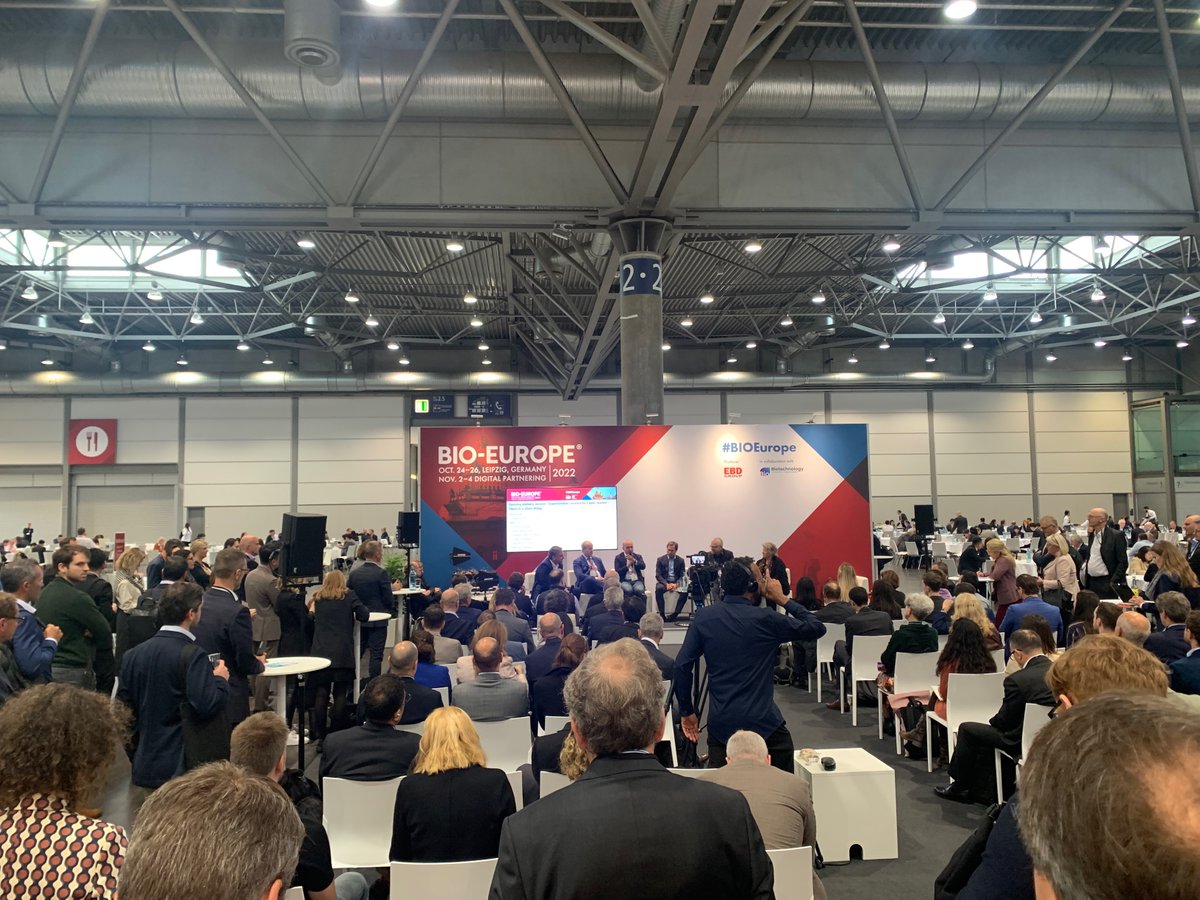 Evaluate tweet media